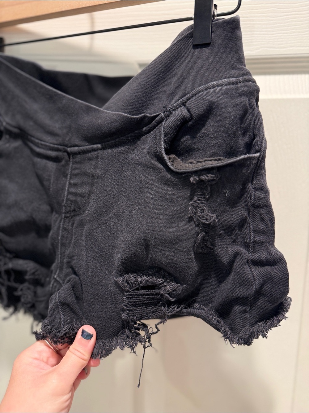 Amazon Boutique Maternity Denim Shorts Size Medium Black Distressed Raw Hem - Picture 3 of 6